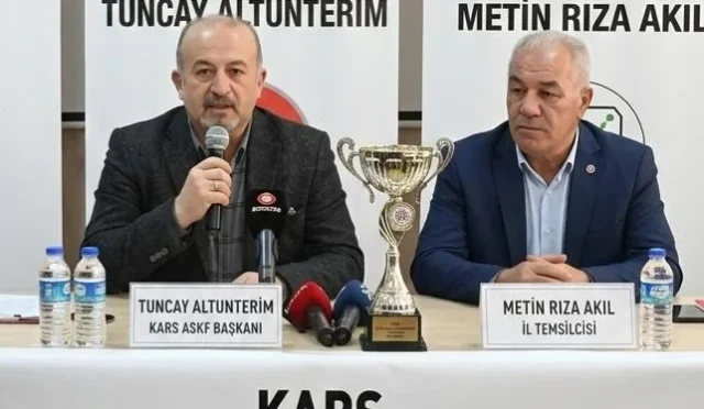 Kars 36 Spor Gençler Ligi şampiyonu kupasını kaldırıyor
