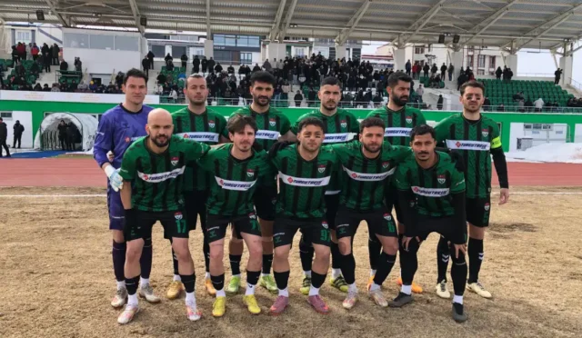 Kars 36 Spor ve Hakkari Zap Spor futbol takımlarının sahada mücadele ettiği bir an