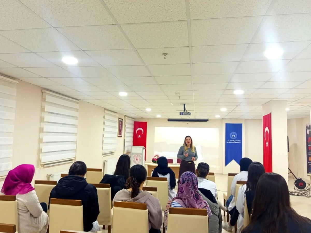 Kars’ta Murat Çobanoğlu Yurdu’nda Bağımlılıkla Mücadele Konferansı: Gençlere Yönelik Kapsamlı Bilgilendirme