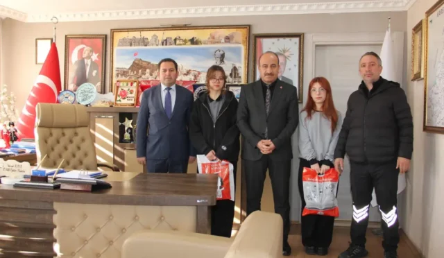 Kars'ta milli değerler konulu afiş yarışmasında ödül alan öğrenciler ve İl Milli Eğitim Müdürü Nevzat Kaya