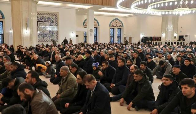 Kars'ta bayram namazı kılmak için Sultan Alparslan Camii'ne akın eden vatandaşlar
