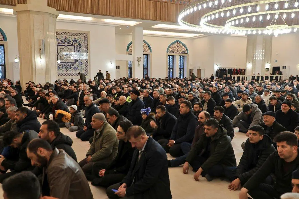 Kars’ta Bayram Namazı Coşkusu: Camiler Doldu, Birlik ve Kardeşlik Vurgulandı