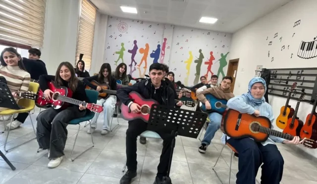 Kars'ta gençlerin gitar kurslarına katılımı ve müzikle gelişimini gösteren görsel
