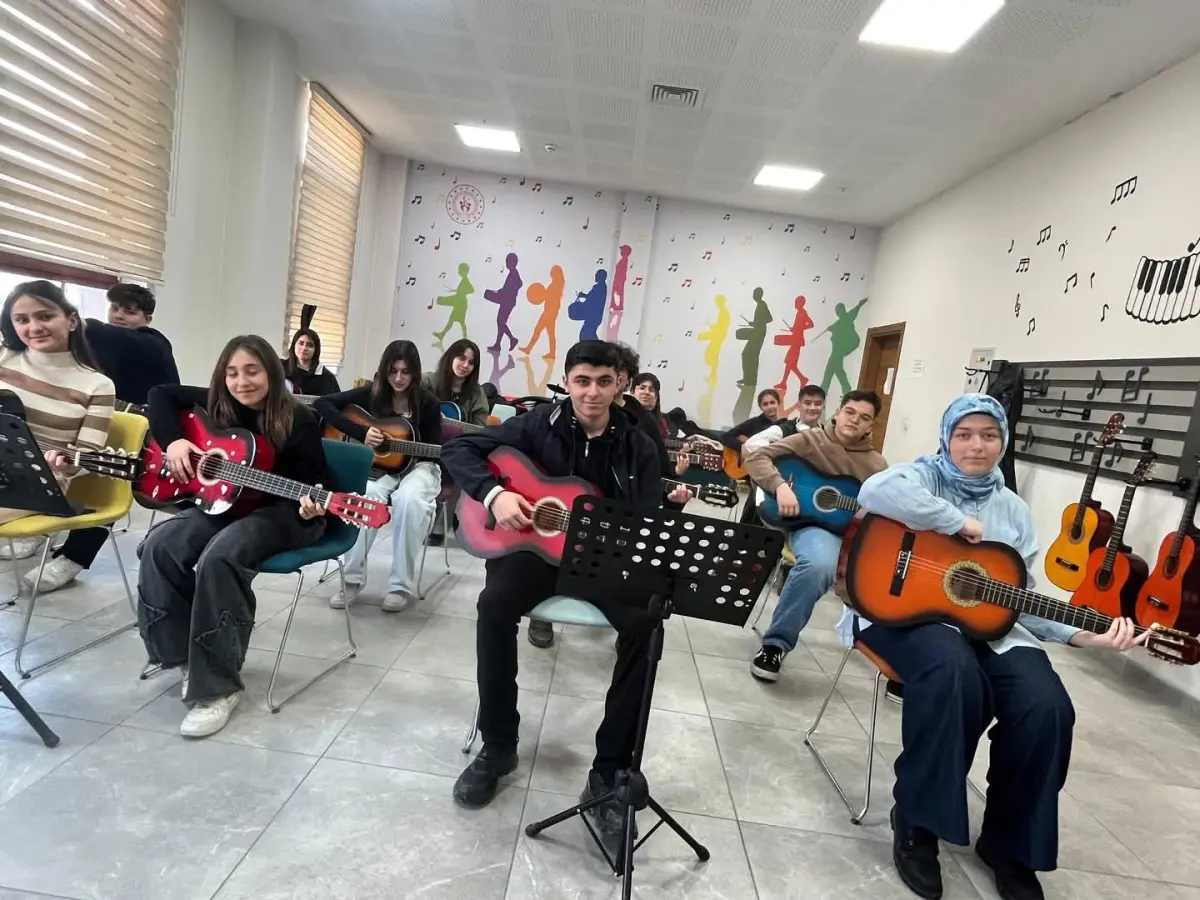 Kars’ta Gençler Gitar Kurslarına Akın Ediyor: Sanatla Gelişim Fırsatı