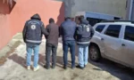 Kars'ta göçmen kaçakçılığı operasyonunda yakalanan organizatörler ve düzensiz göçmenler