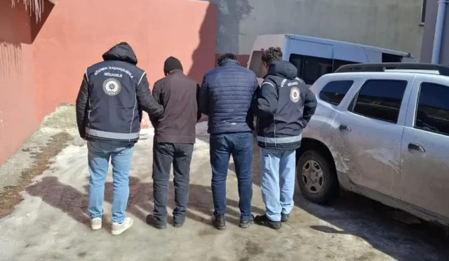 Kars'ta göçmen kaçakçılığı operasyonunda yakalanan organizatörler ve düzensiz göçmenler
