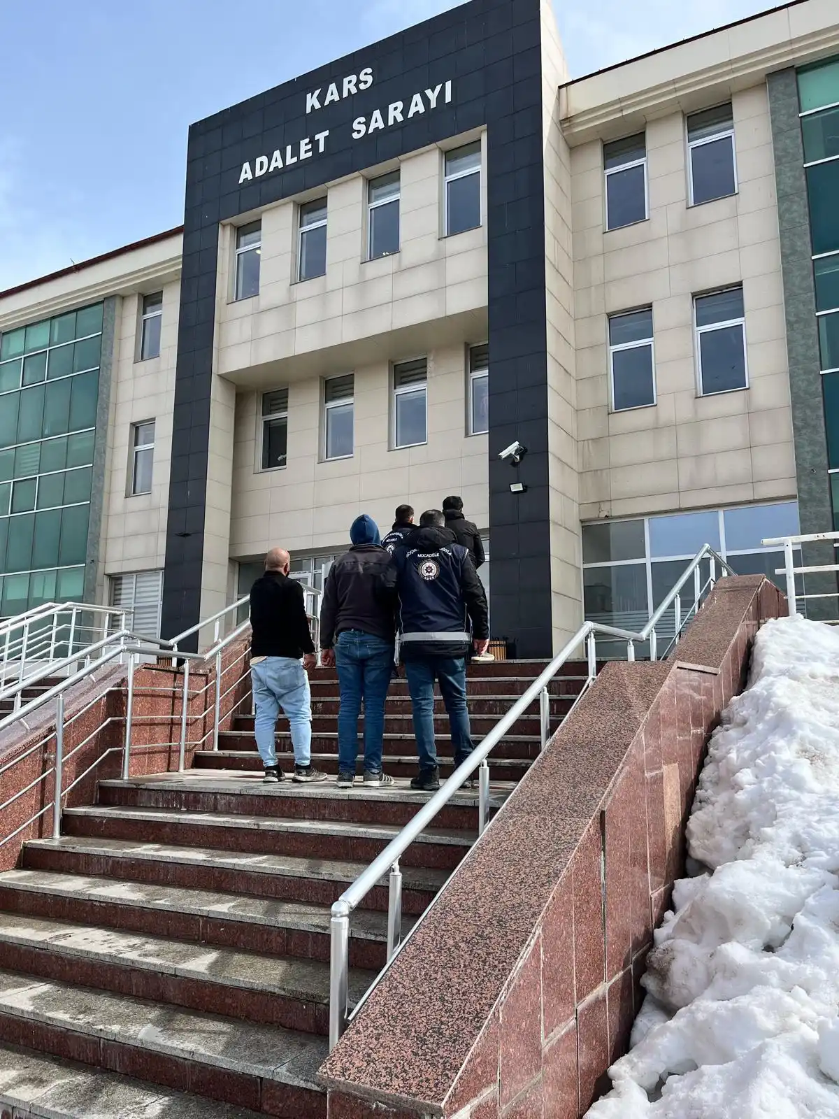 Kars’ta Nefes Kesen Göçmen Kaçakçılığı Operasyonu: 23 Düzensiz Göçmen Kurtarıldı, 3 Şüpheli Tutuklandı