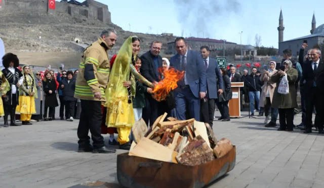 Kars'ta Nevruz Bayramı kutlamaları kapsamında halk oyunları gösterisi ve Nevruz ateşi yakılması