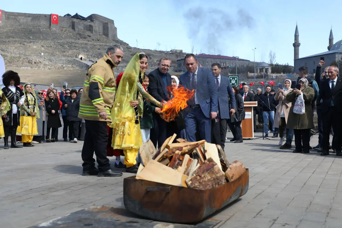 Kars Kalesi Eteklerinde Nevruz Coşkusu: Demir Dövüldü, Ateşten Atlandı