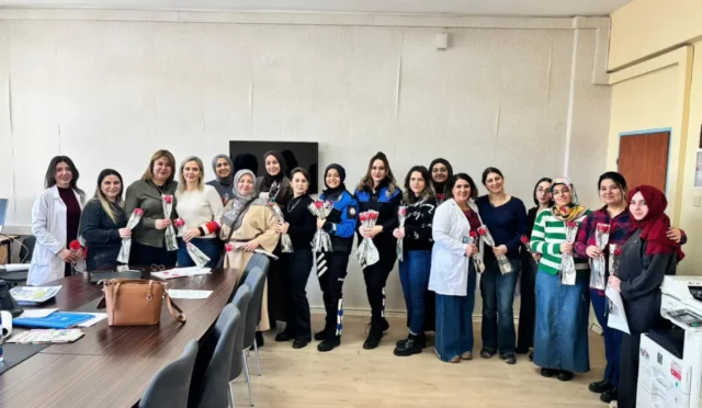 Kars'ta öğretmenlere şehit öğretmen Fatmanur Çelik anısına karanfil dağıtıldı