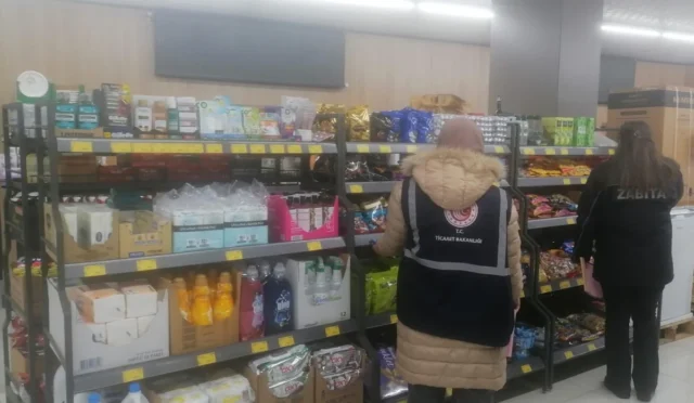 Kars'ta Ramazan ayı gıda ve fiyat denetimleri kapsamında zabıta ekiplerinin marketlerde inceleme yapması