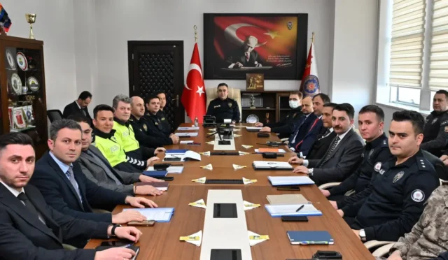 Kars'ta Ramazan Bayramı öncesinde trafik ve asayiş tedbirlerini görüşen emniyet yetkilileri