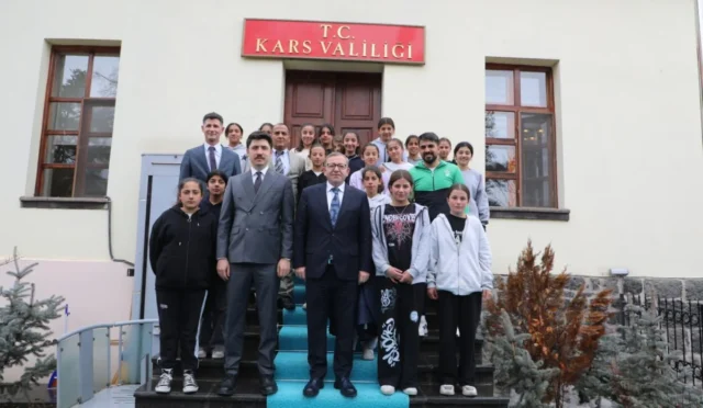 Kars'ta şampiyon olan kız futbol takımı, Vali Ziya Polat ile Valilikte bir araya geldi.