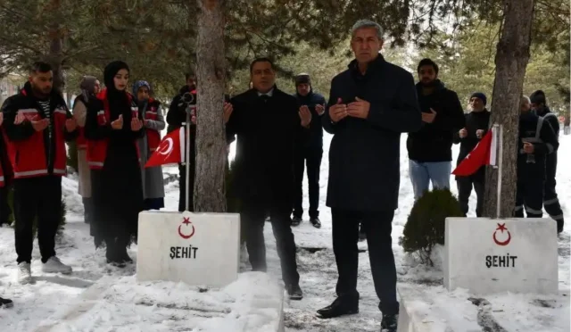 Kars'ta şehit kabirleri ziyaret edilerek dualar edildi
