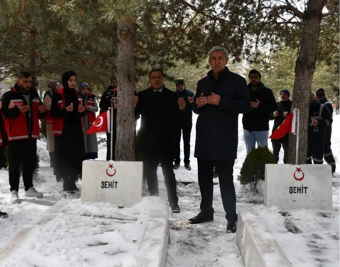 Kars’ta Şehit Kabirleri Ziyaret Edildi: Vatan Uğruna Can Verenler Dualarla Anıldı