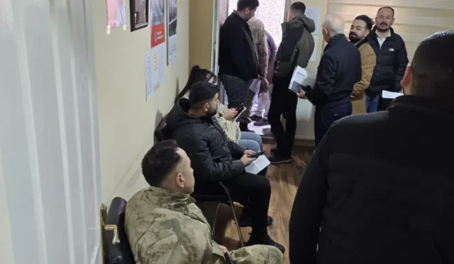 Kars Şoförler ve Otomobilciler Esnaf Odası Başkanı Okay Ulakçı, standart dışı plakalara karşı uyarılarda bulunuyor.