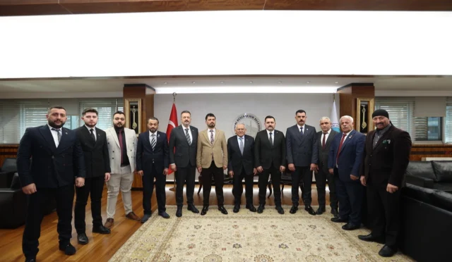 Kayseri Büyükşehir Belediye Başkanı Memduh Büyükkılıç, Alperen Ocakları heyeti ile hatıra fotoğrafı çektiriyor.