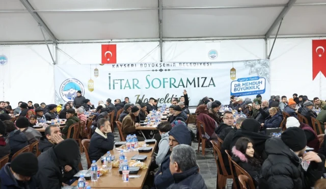 Kayseri Büyükşehir Belediyesi'nin Ramazan ayında 30 bin kişiye iftar sofrası kurduğu görsel