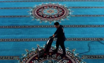 Kayseri Kocasinan'da bir caminin gül suyu ile temizlenmesi