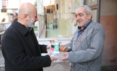 Kocasinan Belediyesi'nin Gönül Kazanı projesi kapsamında yaşlı ve engelli vatandaşlara sıcak yemek dağıtımı