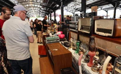 Kayseri Talas Antika Pazarı'nda sergilenen antika ürünler ve ziyaretçiler