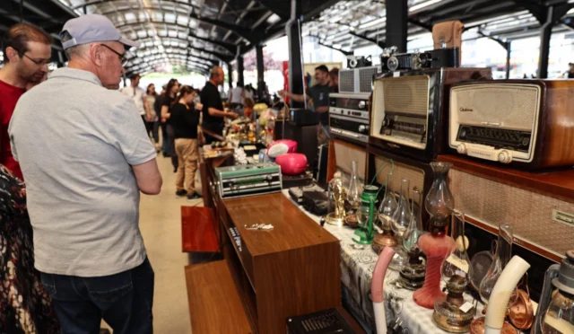 Kayseri Talas Antika Pazarı'nda sergilenen antika ürünler ve ziyaretçiler