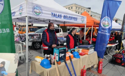 Talas Belediyesi deprem haftası kapsamında bilgilendirme standı kurdu
