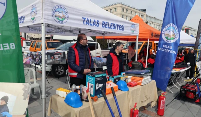 Talas Belediyesi deprem haftası kapsamında bilgilendirme standı kurdu