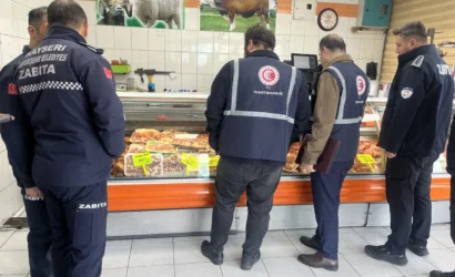 Kayseri zabıta ekipleri kasaplarda denetim yaparken