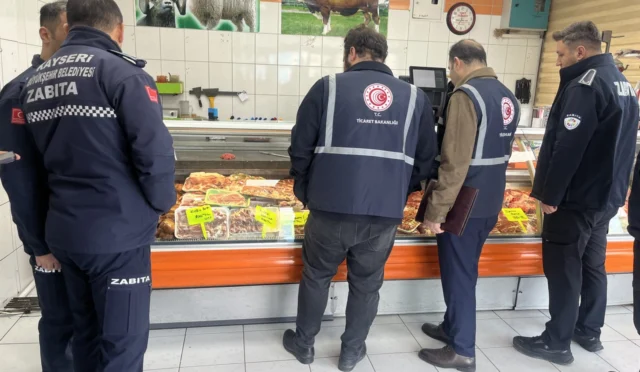 Kayseri zabıta ekipleri kasaplarda denetim yaparken