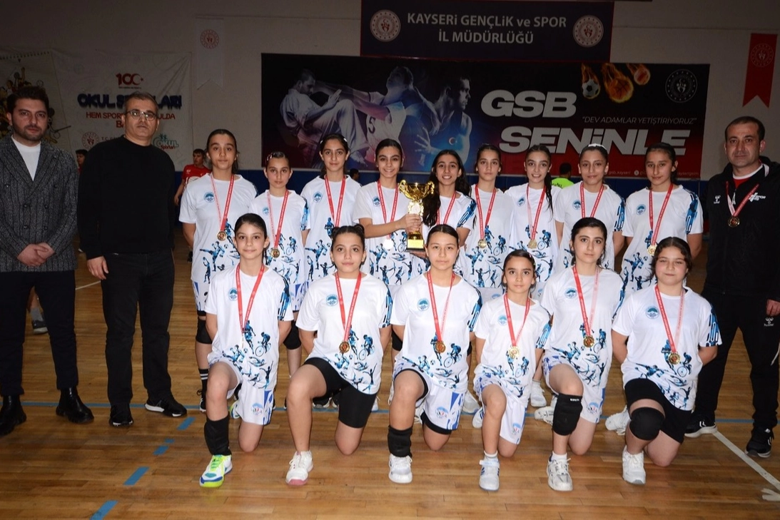 Kayseri’den Hentbol Sahasına Altın Dokunuş: Spor A.Ş. Kız Takımı Şampiyon, Erkek Takımı İkinci