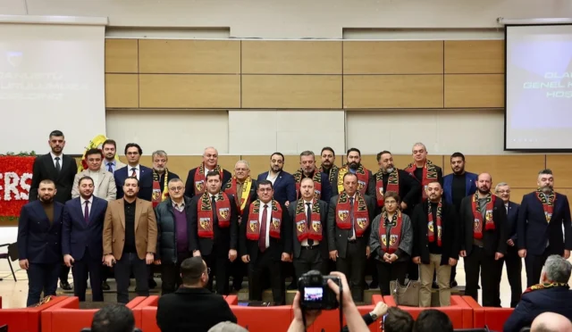 Kayserispor Olağanüstü Genel Kurulu'nda Kayseri Büyükşehir Belediye Başkanı Dr. Memduh Büyükkılıç ve MHP Kayseri Milletvekili Baki Ersoy bir arada.