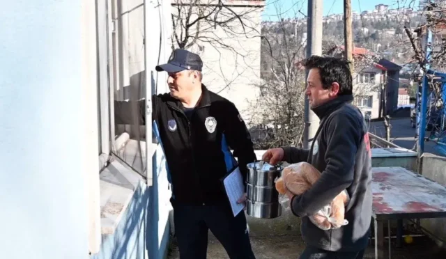 Kdz. Ereğli Belediyesi tarafından Ramazan ayında ihtiyaç sahiplerine sıcak yemek ve gıda kolisi yardımı yapılıyor.