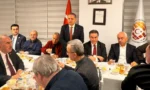Küresel Gazeteciler Konseyi iftarında savaş gündemi üzerine sohbet eden gazeteciler ve konuklar