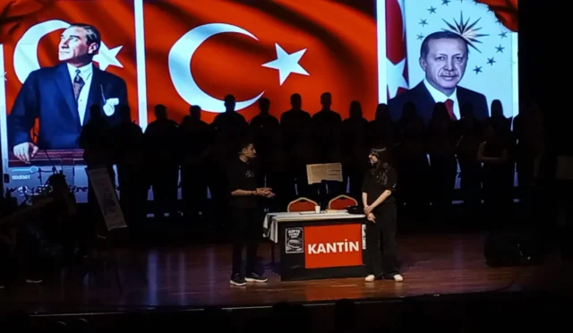 Malatya'da düzenlenen 'Kim Var?' sanat etkinliğinde sahne alan öğrenciler ve protokol üyeleri