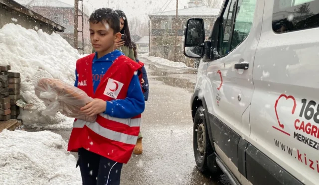 Türk Kızılay gönüllüleri Ağrı'da ihtiyaç sahiplerine pide dağıtıyor