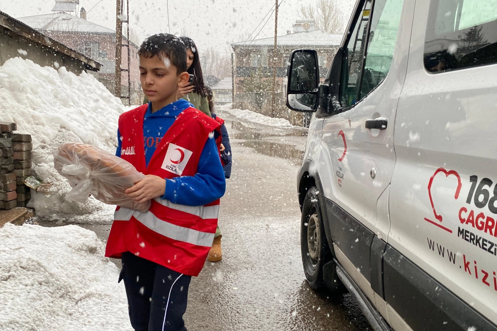 Ağrı Kızılay’dan Ramazan’da Sıcak Pide İkramı: İhtiyaç Sahibi Ailelerin Sofraları Donatıldı