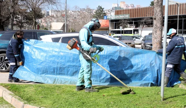 Kocaeli Büyükşehir Belediyesi ekipleri park ve bahçelerde bakım çalışması yaparken