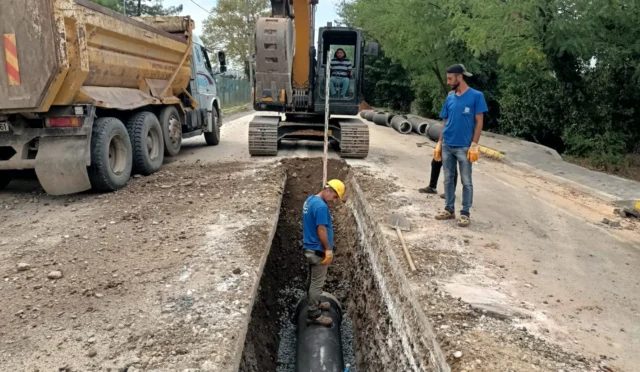 Kocaeli Başiskele'de gerçekleştirilen altyapı yatırımları kapsamında yeni içme suyu hatları ve depoları hizmete alınıyor.