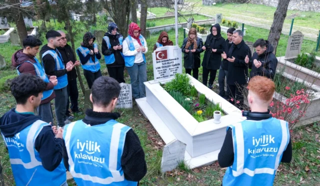 Kocaeli'de Akademi Lise öğrencileri şehit kabrini ziyaret ediyor