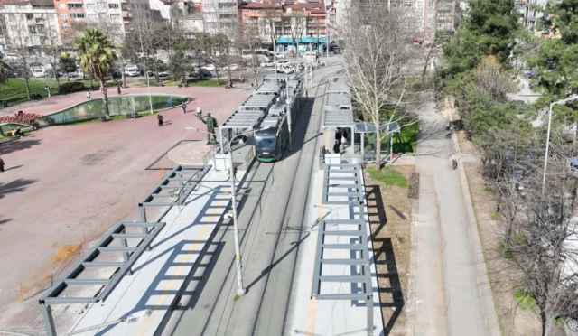 Kocaeli Akçaray tramvay hattında çift dizi seferlere hazırlık çalışması yapan işçiler