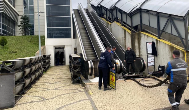 Kocaeli Üniversitesi Umuttepe Kampüsü'ndeki yürüyen merdivenlerin bakımını yapan belediye ekipleri