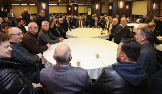 Kocaeli Büyükşehir Belediye Başkanı Tahir Büyükakın, ziraatçılarla çay içip sohbet ederken