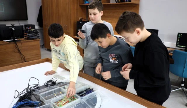 Kocaeli Bilgievleri'nde eğitim alan çocukların teknoloji ve kodlama derslerine katılımı
