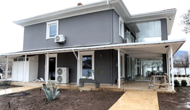 Kocaeli Büyükşehir Belediyesi'nin Gölcük'te açtığı Saygınlar Kulübü binası