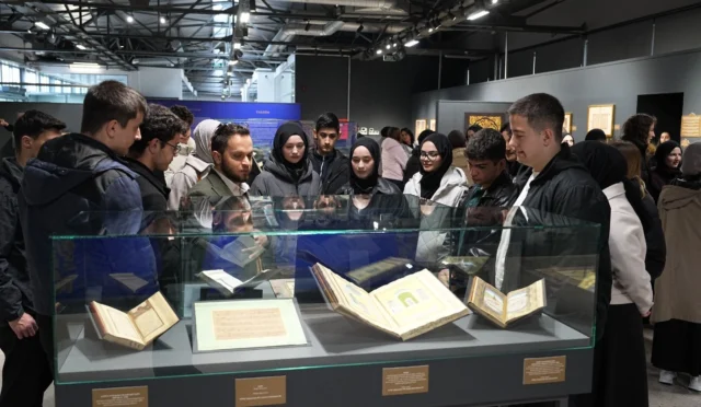 Kocaeli'de 'Mukaddes Emanetler' sergisini gezen gençler