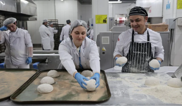 Kocaeli'de gençlerin Ramazan çadırında pide dağıttığı an
