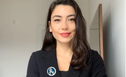 Kolon kanseri taraması yaptıran bir hasta ve doktorun tıbbi ekipmanlarla çalıştığı bir görsel.