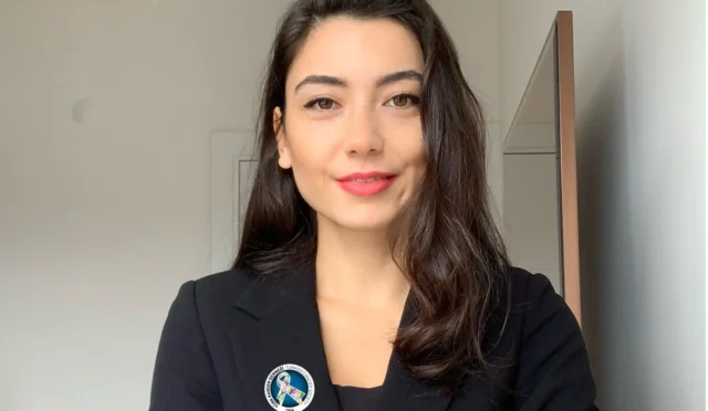 Kolon kanseri taraması yaptıran bir hasta ve doktorun tıbbi ekipmanlarla çalıştığı bir görsel.