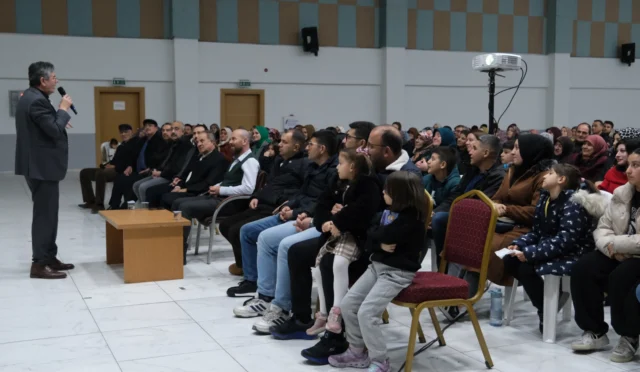 Konya Büyükşehir Belediyesi'nin STK Proje Destek Programı kapsamında düzenlenen aile içi iletişim söyleşisi